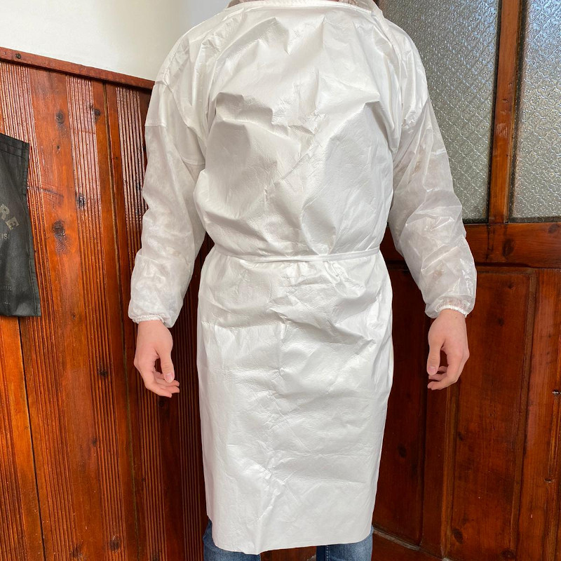 Halat impermeabil laminat cu elastic de culoare alba, avand marime universala, confectionat din material TNT 70 gr./m.p., ce asigura protectie la praf si stropi