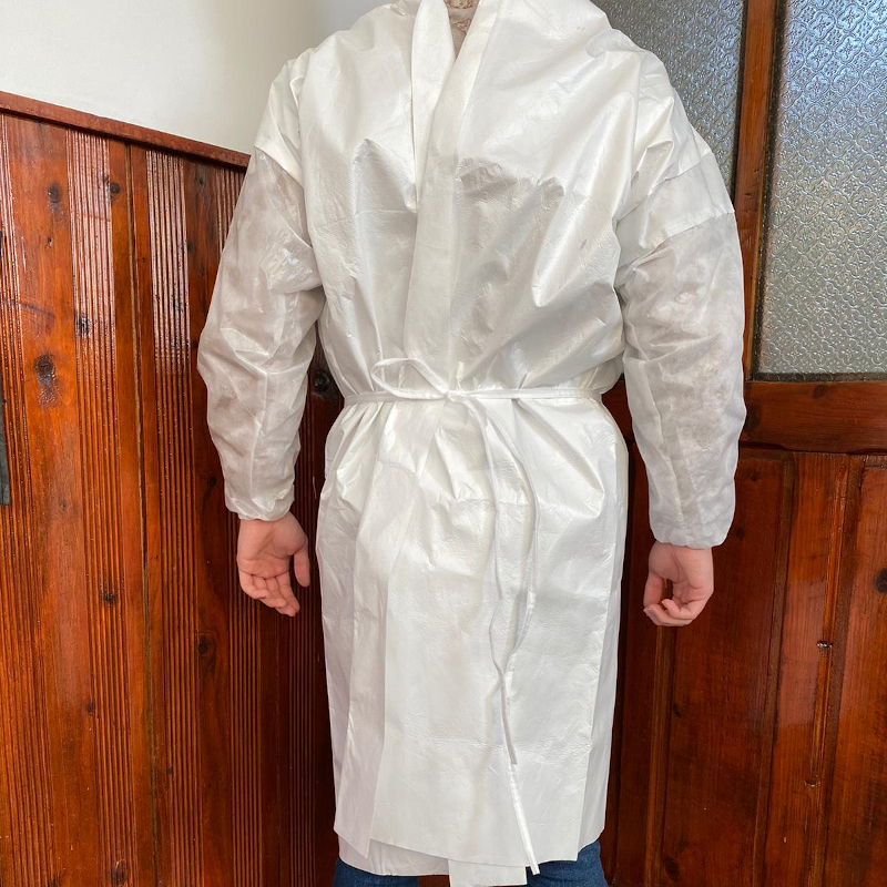 Halat impermeabil laminat cu elastic de culoare alba, avand marime universala, confectionat din material TNT 70 gr./m.p., ce asigura protectie la praf si stropi