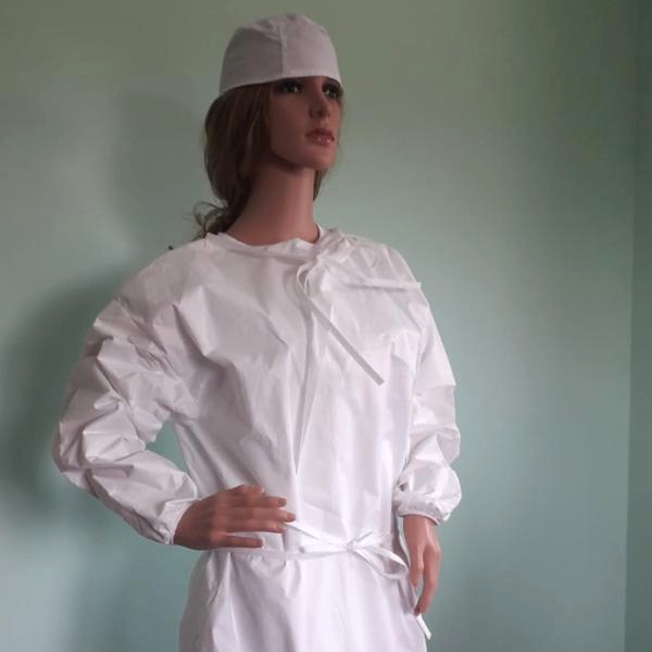 Halat impermeabil laminat cu elastic de culoare alba, avand marime universala, confectionat din material TNT 70 gr./m.p., ce asigura protectie la praf si stropi