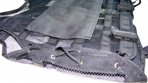 Detaliu Vesta de protectie si paza tip interventie cu spate din plasa - tip 6